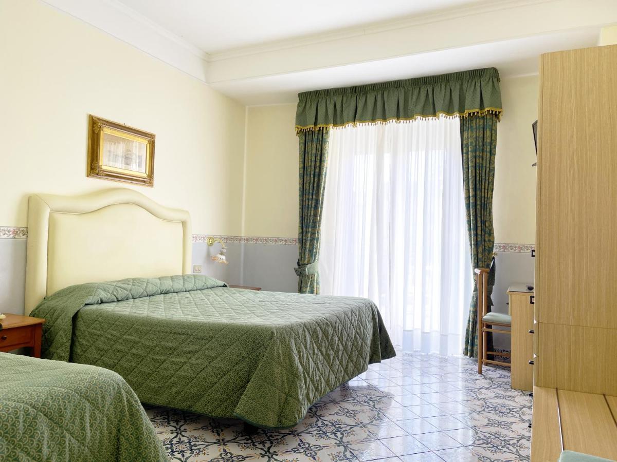 Hotel Reginella SantʼAgata sui Due Golfi Dış mekan fotoğraf