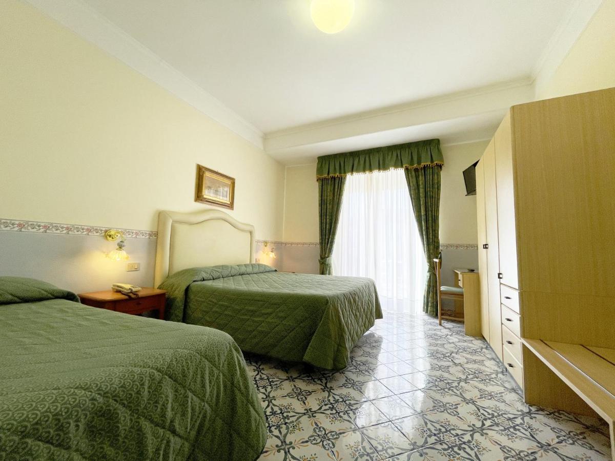 Hotel Reginella SantʼAgata sui Due Golfi Dış mekan fotoğraf