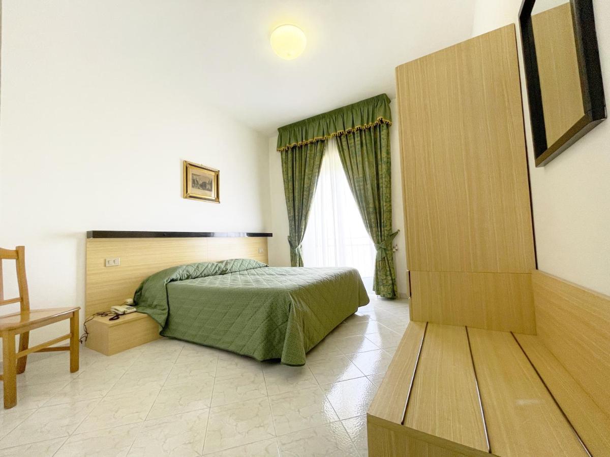 Hotel Reginella SantʼAgata sui Due Golfi Dış mekan fotoğraf
