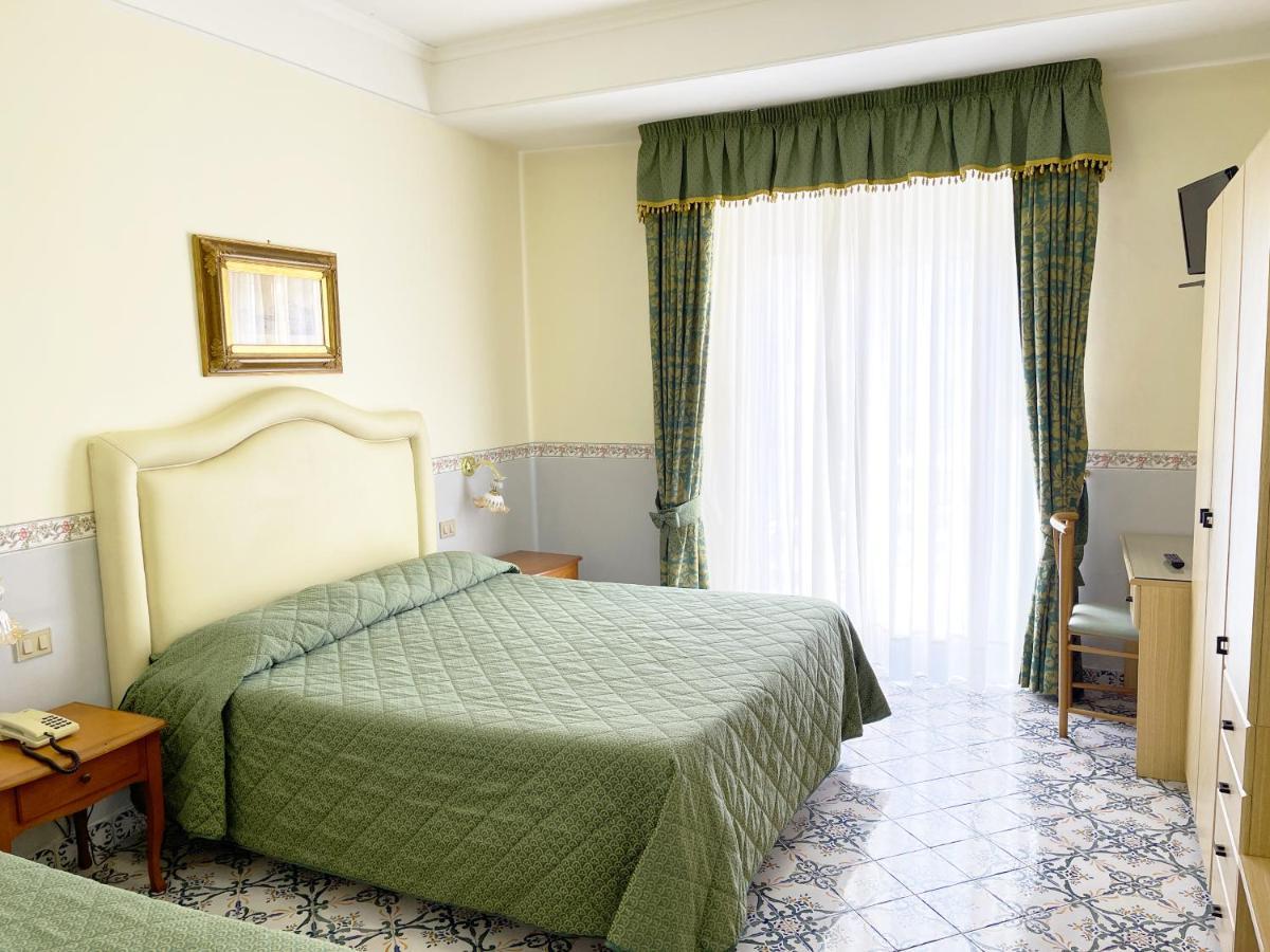 Hotel Reginella SantʼAgata sui Due Golfi Dış mekan fotoğraf