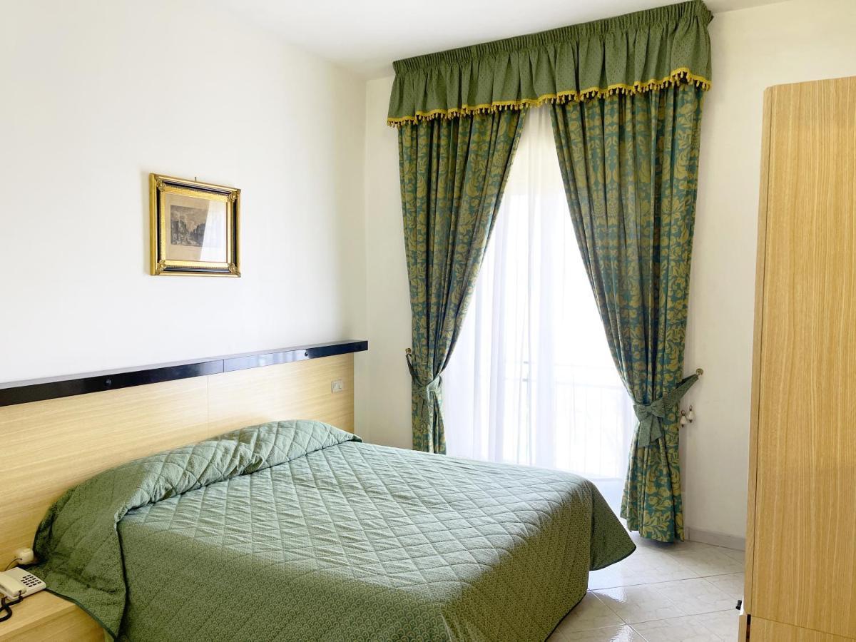 Hotel Reginella SantʼAgata sui Due Golfi Dış mekan fotoğraf