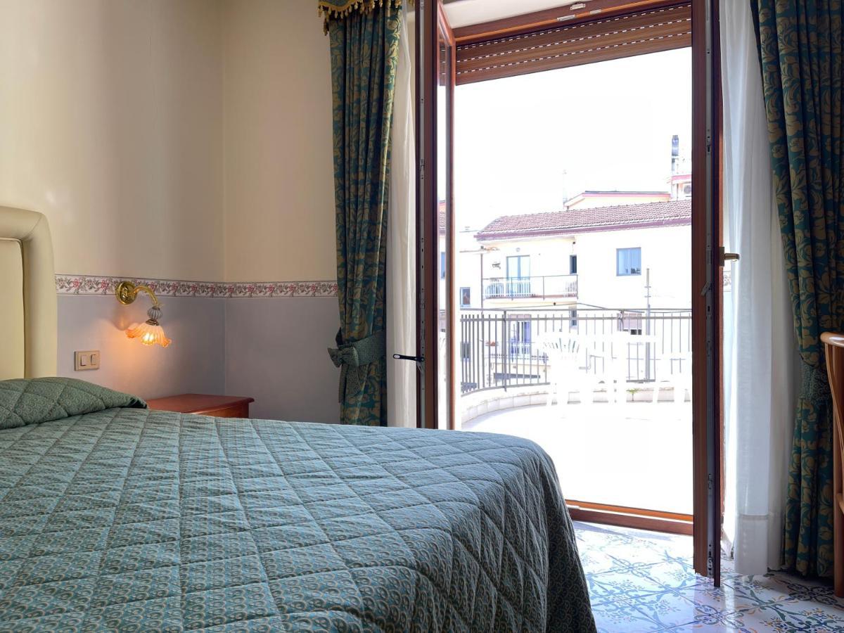 Hotel Reginella SantʼAgata sui Due Golfi Dış mekan fotoğraf