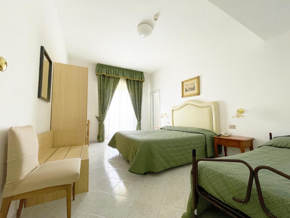 Hotel Reginella SantʼAgata sui Due Golfi Dış mekan fotoğraf