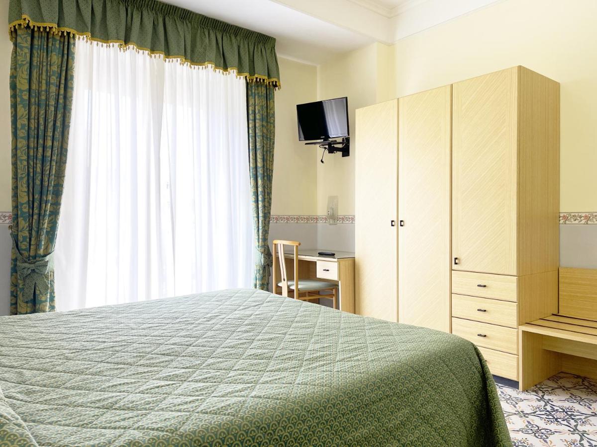 Hotel Reginella SantʼAgata sui Due Golfi Dış mekan fotoğraf