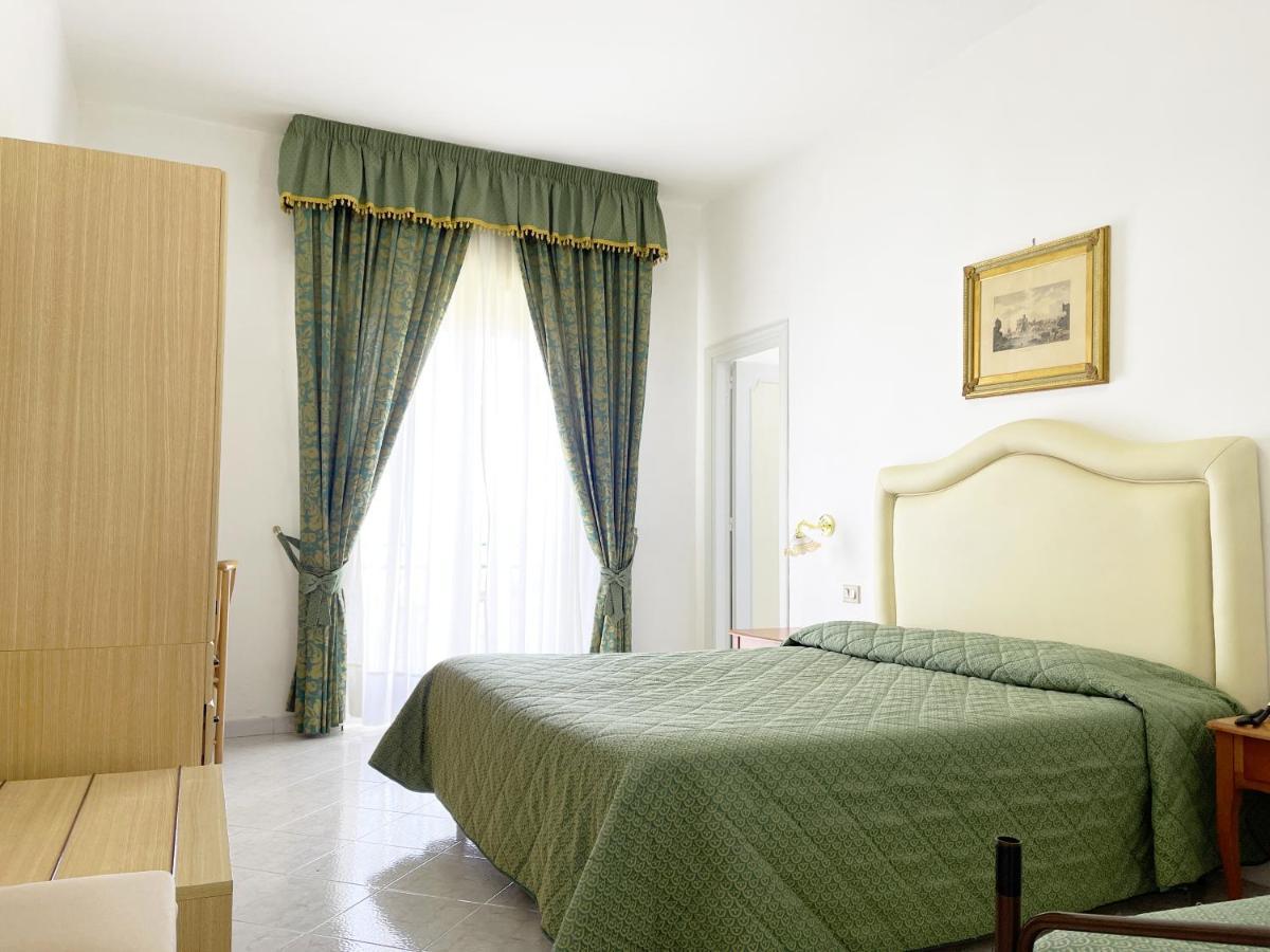 Hotel Reginella SantʼAgata sui Due Golfi Dış mekan fotoğraf