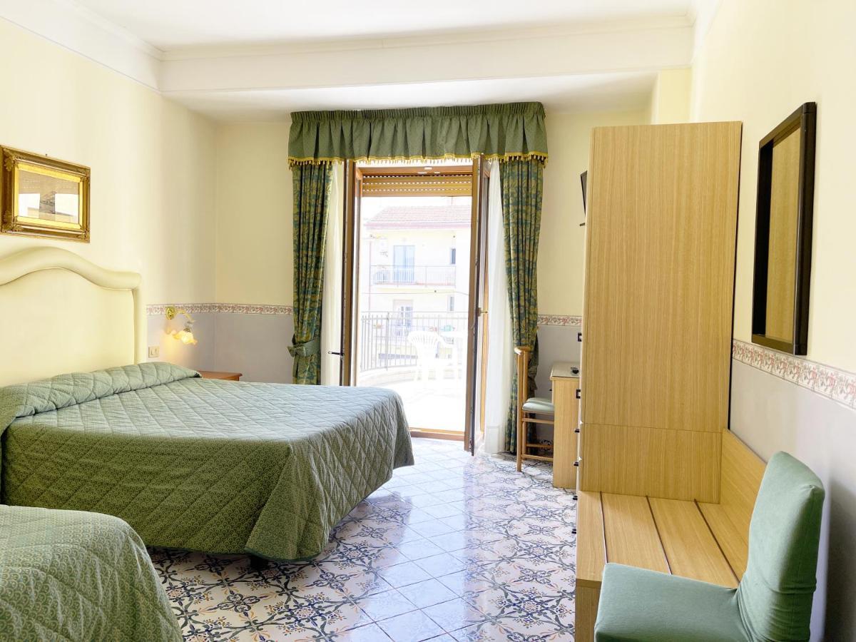 Hotel Reginella SantʼAgata sui Due Golfi Dış mekan fotoğraf